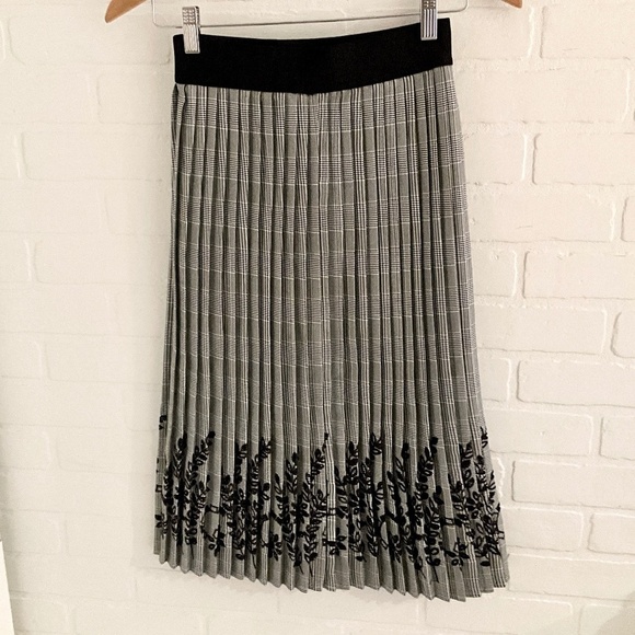 Zara Midi Skirt Pleated Houndstooth Embroidered Flowers White/Black like new XS - Picture 6 of 12